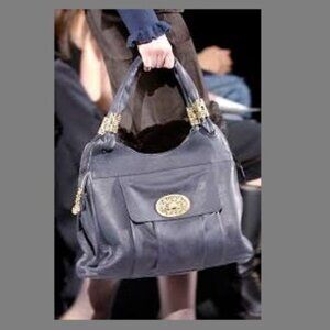 Vintage Vogue Fall 2006 Ready to Wear Badgley Mischka black leather hobo bag